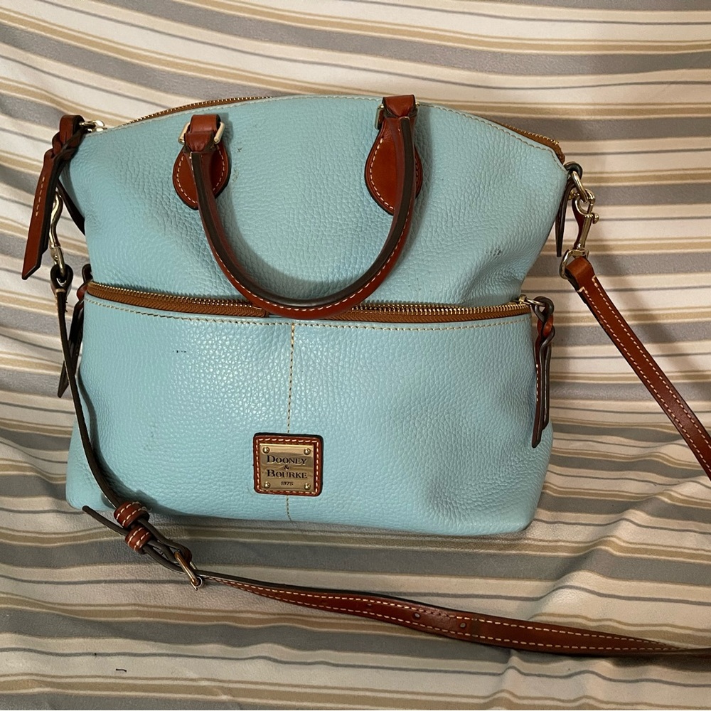 Dooney and Bourke Med size Satchel. Baby blue color $175